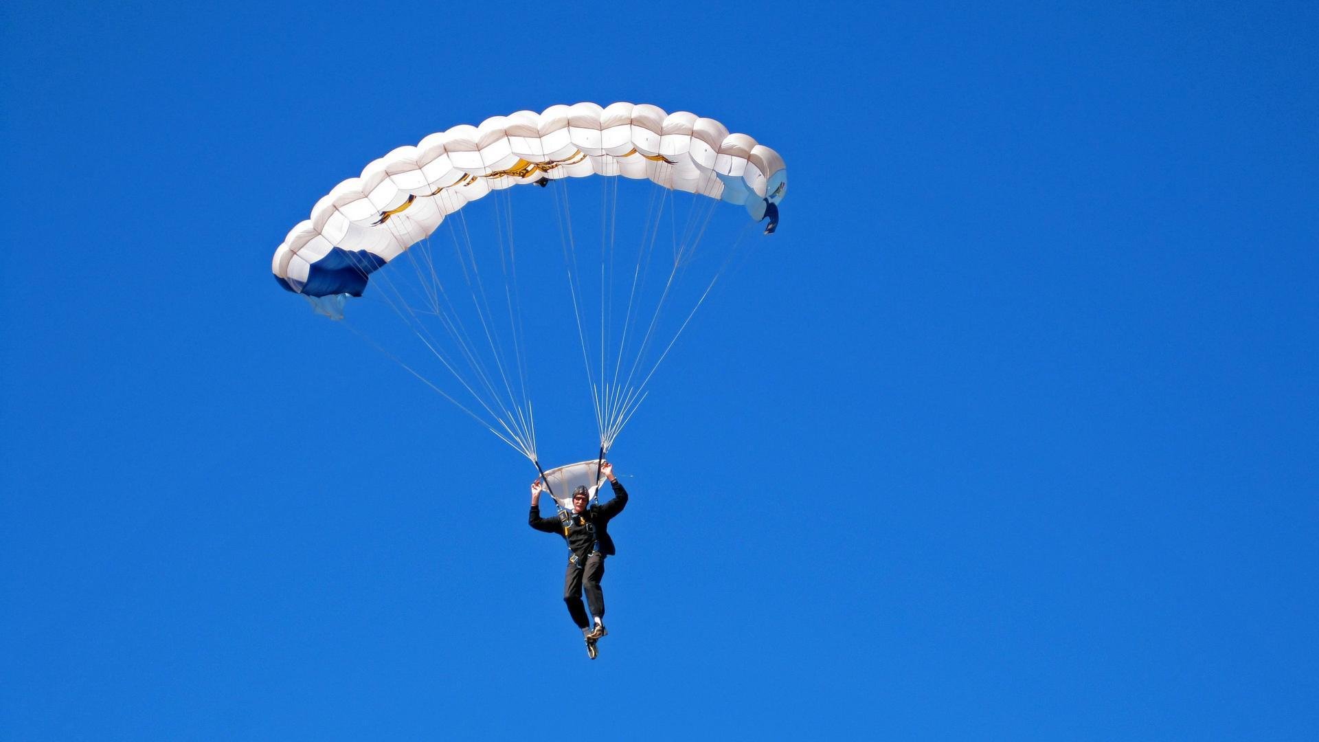 “校园足球选拔赛火热开启，挖掘青少年潜力”，校园足球学校足球赛